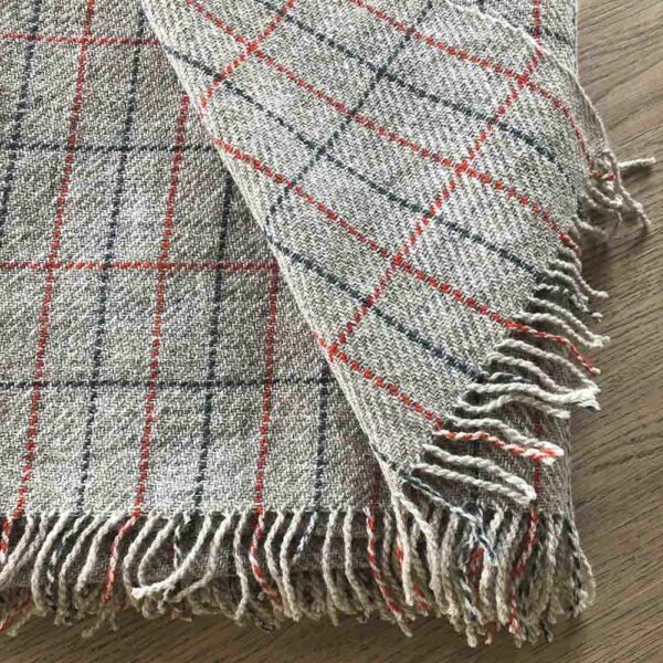 Graa haandvaevet plaid i merinould 1