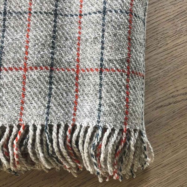 Graa haandvaevet plaid i merinould 2
