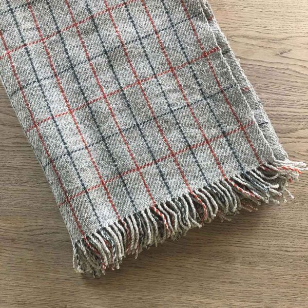 Graa haandvaevet plaid i merinould 3