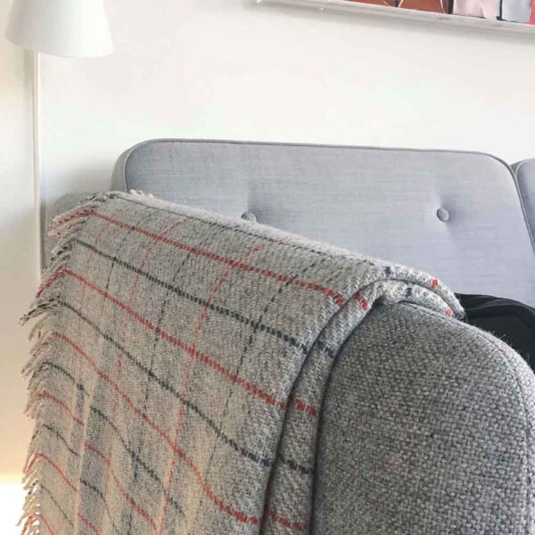 Graa haandvaevet plaid i merinould 4