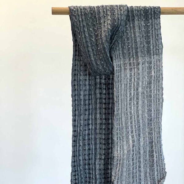 Håndvævet designer tørklæde<br> i gråblå nuancer - Image 3