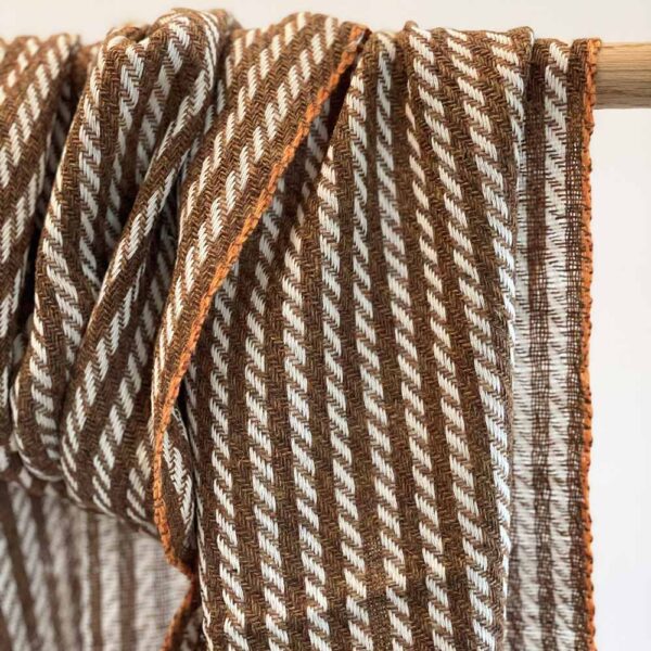Haandvaevet toerklaede i brun og hvid lambswool 4
