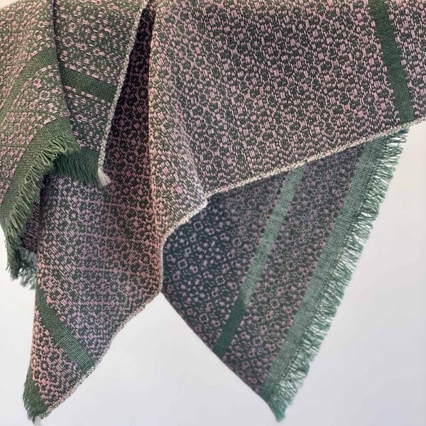 Haandvaevet designer halsklud i groen med lyseroedt moenster 4