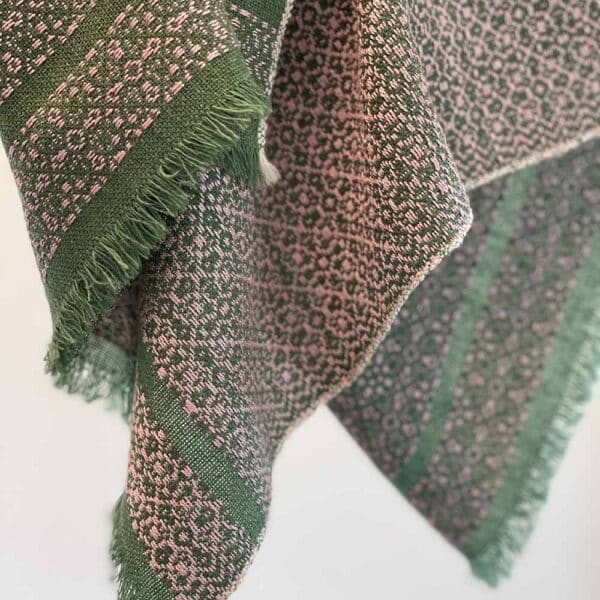 Haandvaevet designer halsklud i groen med lyseroedt moenster 3