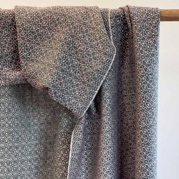 Haandvaevet designer toerklaede i groen og lyseroed