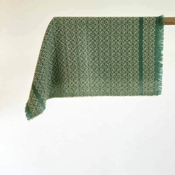 Haandvaevet halsklud i groen med lys gult moenster 1