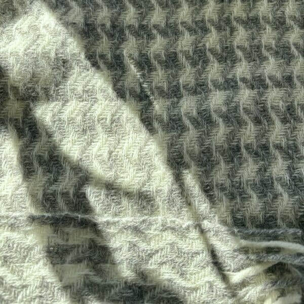 Håndvævet babyplaid<br>- grå nuancer - Image 6