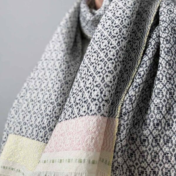 Håndvævet OLIVE tørklæde - hvidt med blåt mønster