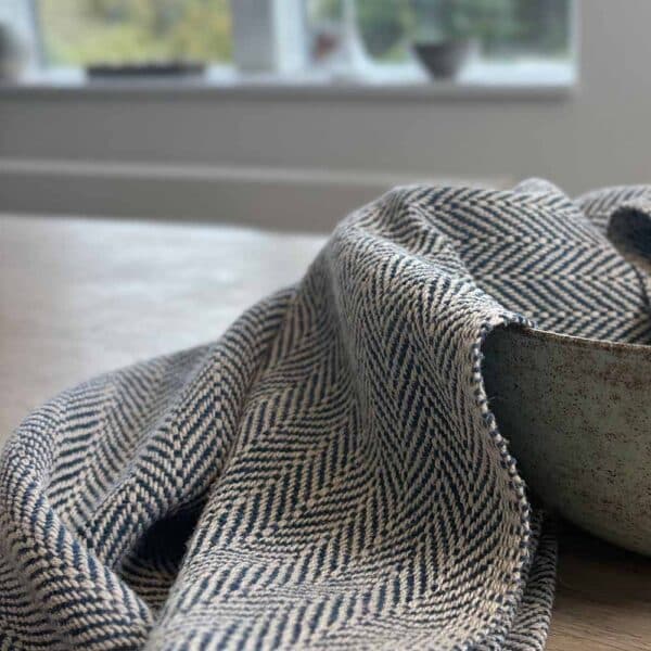 Haandvaevet viskestykke mork blaa