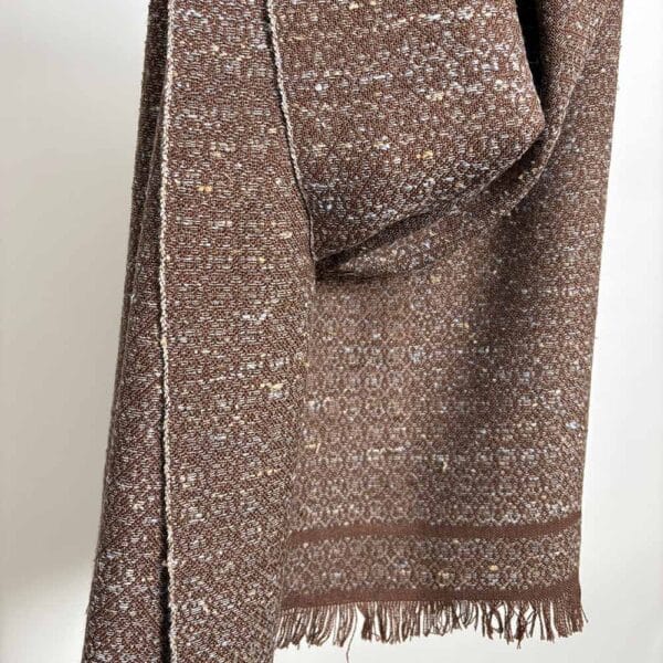 Ekslusivt håndvævet brunt tørklæde i merinould og silke med feminint daldrejl-mønster og blå nistrede detaljer.