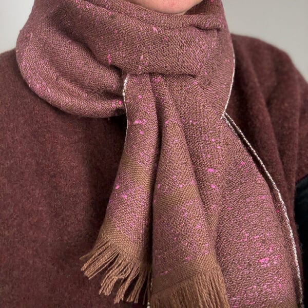 Ekslusivt håndvævet brunt tørklæde i merinould med islæt af pink nistret silke.