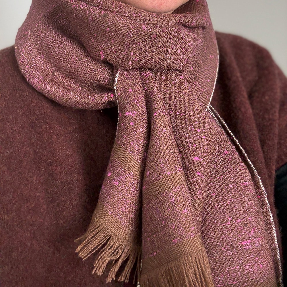 Ekslusivt håndvævet brunt tørklæde i merinould med islæt af pink nistret silke.