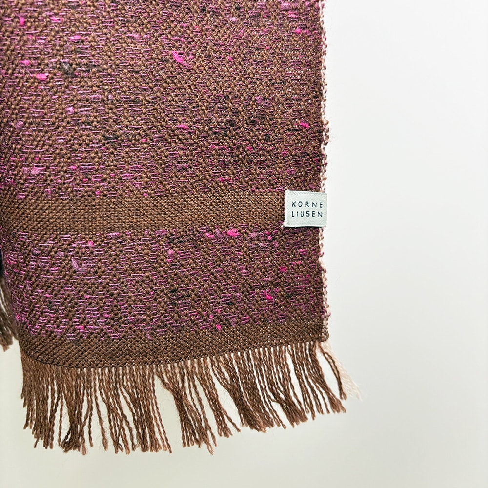 Ekslusivt håndvævet brunt tørklæde i merinould med islæt af pink nistret silke.