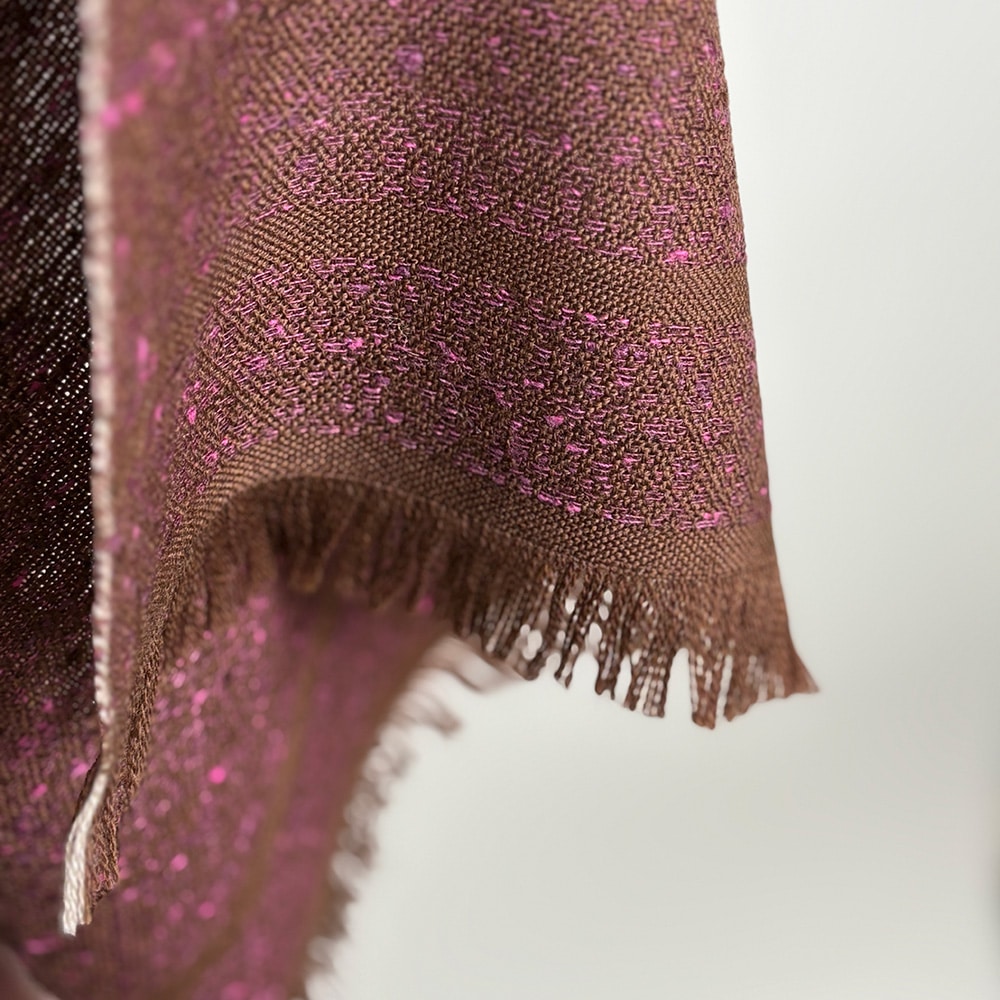 Ekslusivt håndvævet brunt tørklæde i merinould med islæt af pink nistret silke.