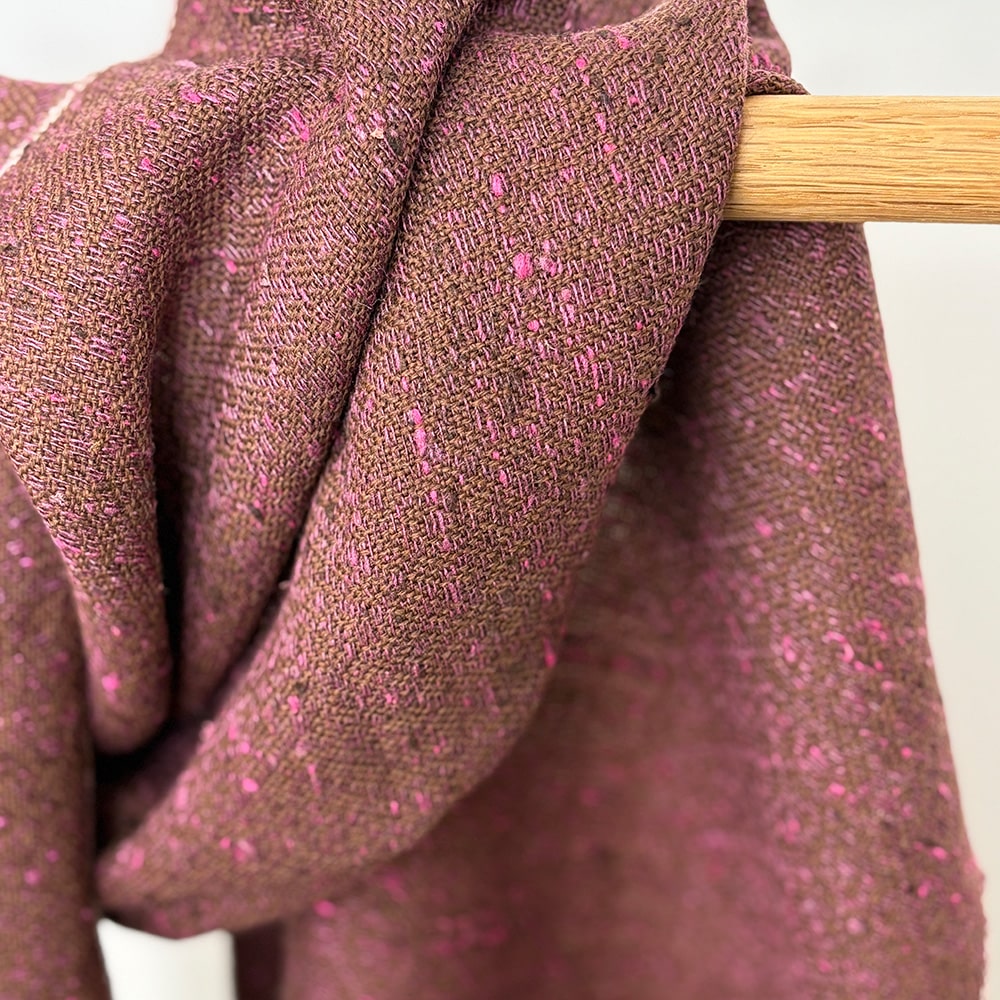 Ekslusivt håndvævet brunt tørklæde i merinould med islæt af pink nistret silke.