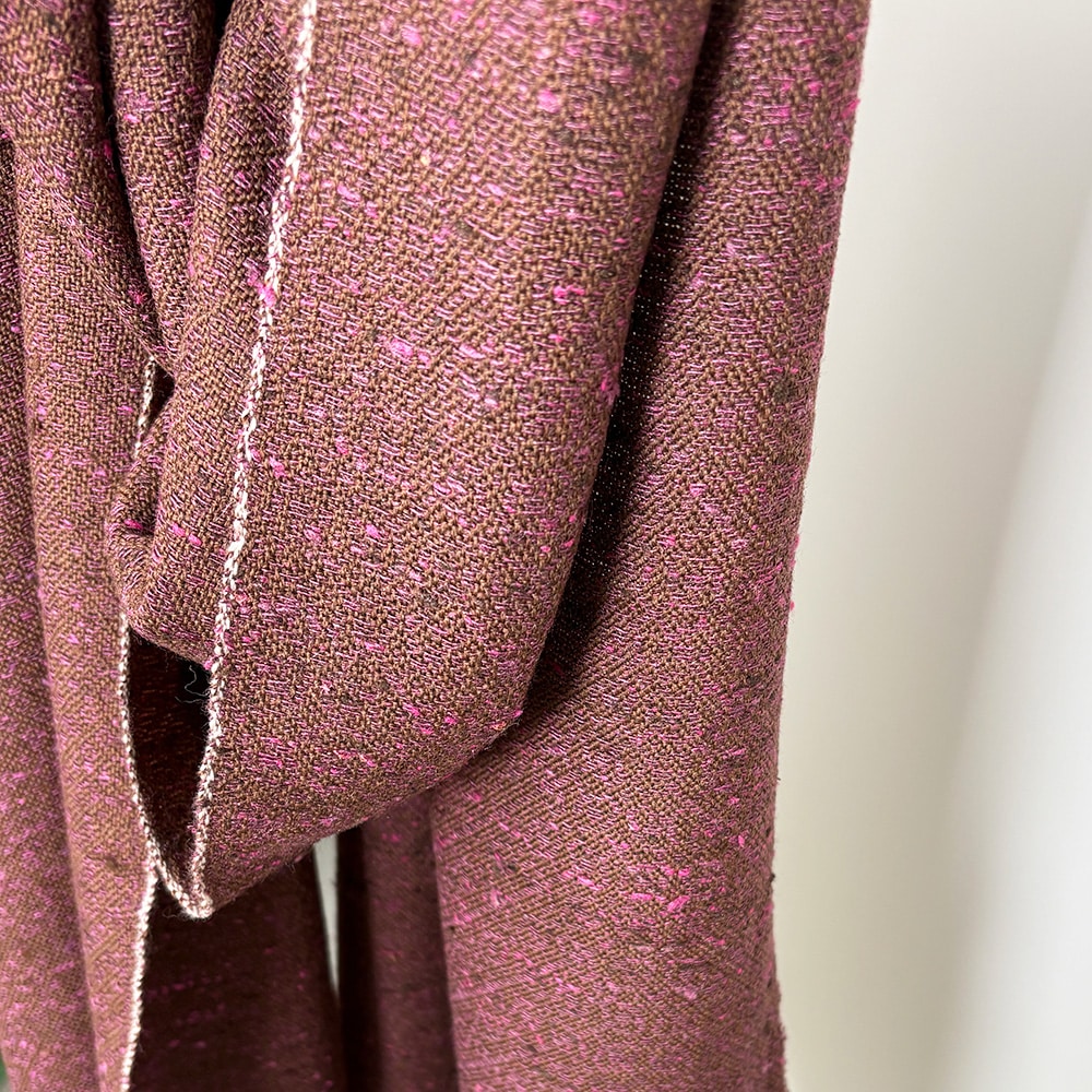 Ekslusivt håndvævet brunt tørklæde i merinould med islæt af pink nistret silke.