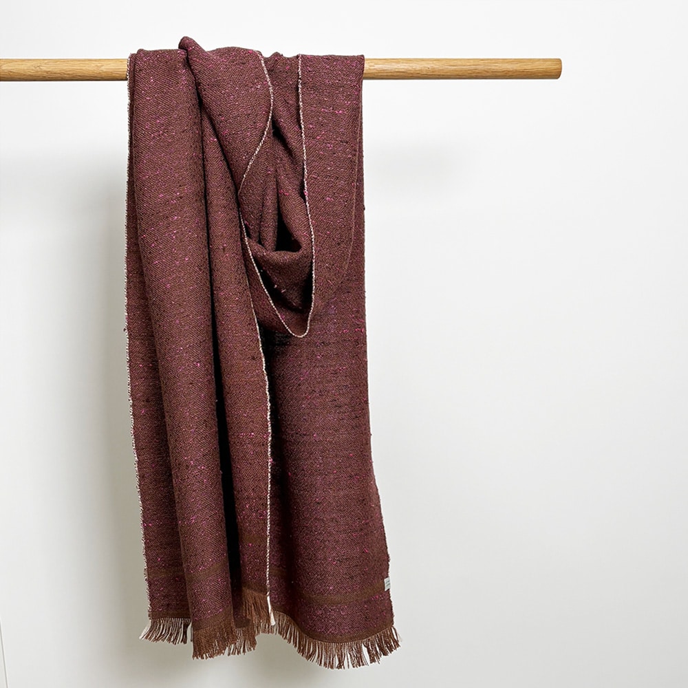 Ekslusivt håndvævet brunt tørklæde i merinould med islæt af pink nistret silke.