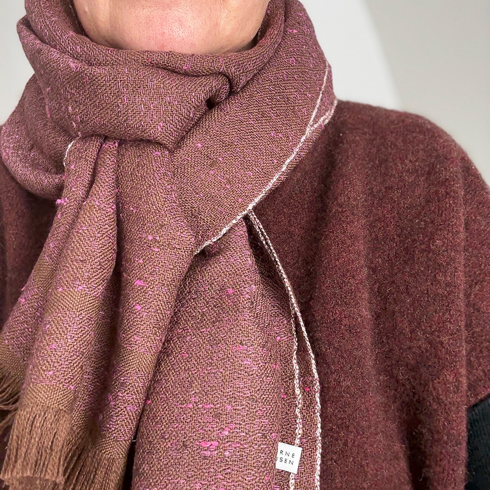 Ekslusivt håndvævet brunt tørklæde i merinould med islæt af pink nistret silke.