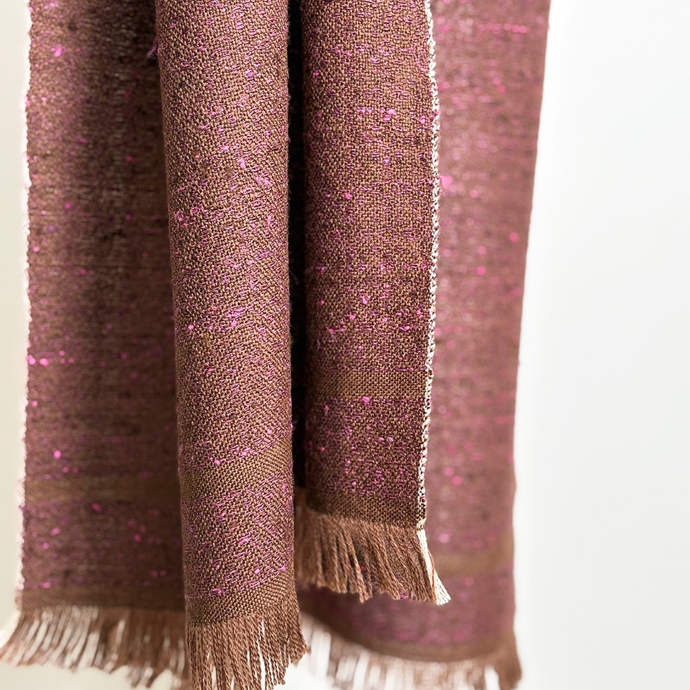 Ekslusivt håndvævet brunt tørklæde i merinould med islæt af pink nistret silke.