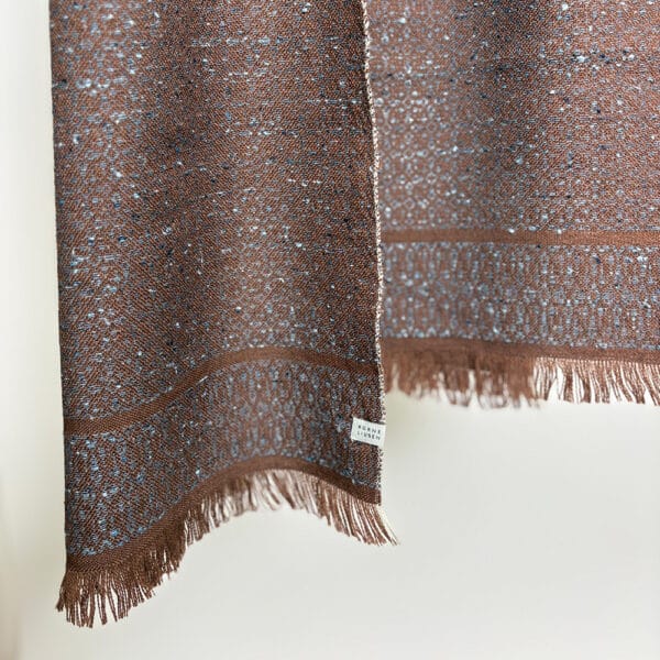 brunt tørklæde i merinould med islæt af blå nistret silke.