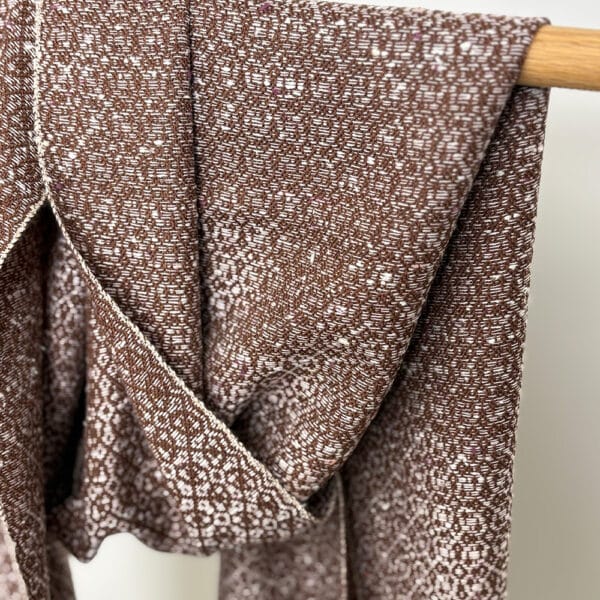 Ekslusivt håndvævet brunt tørklæde i merinould med islæt af lyserød nistret silke.